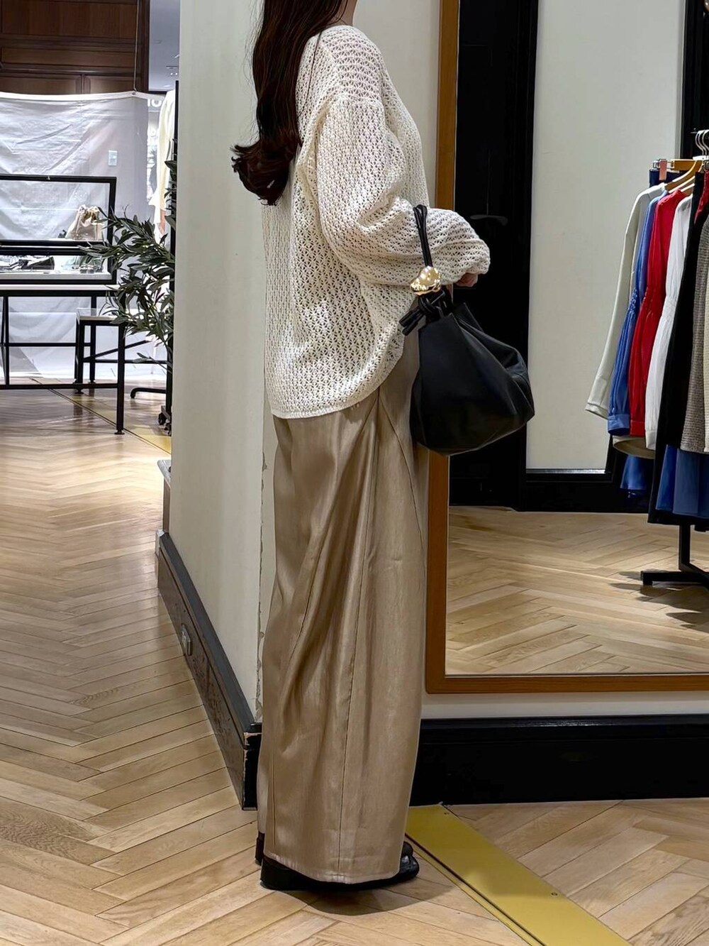 ブラック系のローファー、ベージュ系のその他パンツ、ブラック系のショルダーバッグを着用したレディースの春コーディネートの2枚目の写真