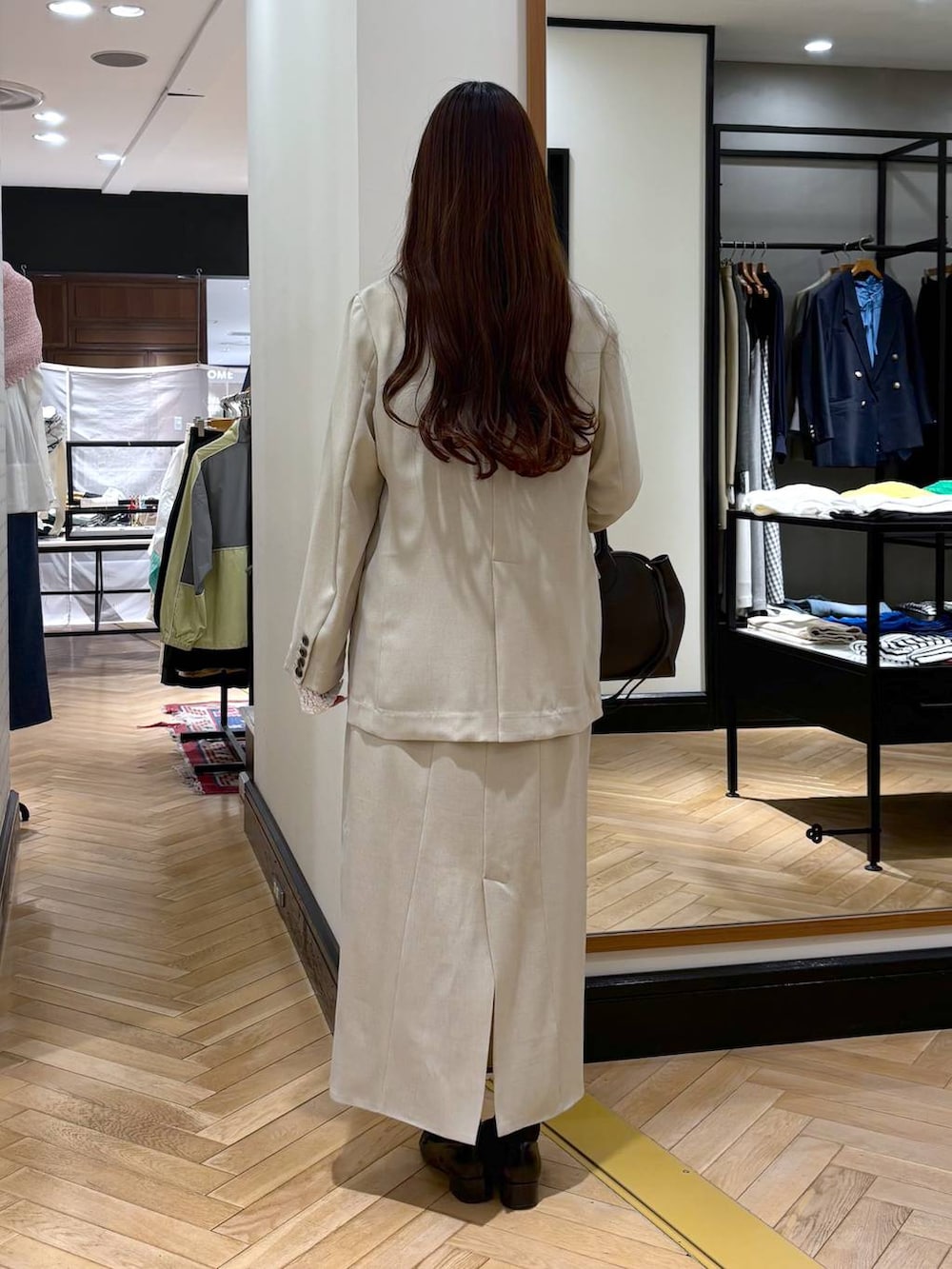 ブラック系のローファー、ホワイト系のTシャツ/カットソー、ベージュ系のノーカラージャケットを着用したレディースの春コーディネートの4枚目の写真