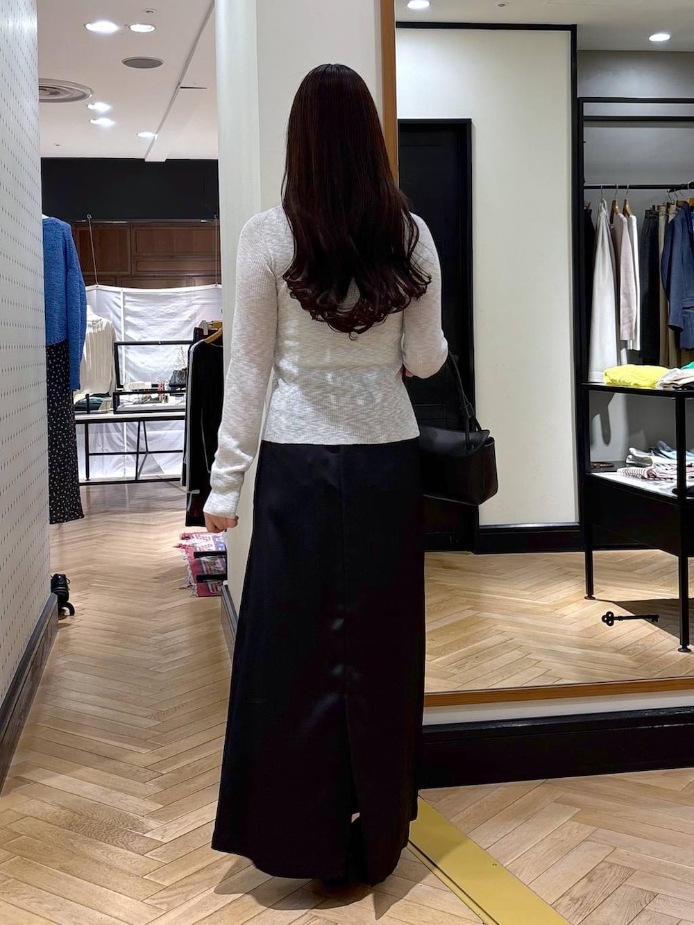 ブラック系のローファー、ブラック系のショルダーバッグ、グレー系のカーディガン/ボレロを着用したレディースの春コーディネートの4枚目の写真