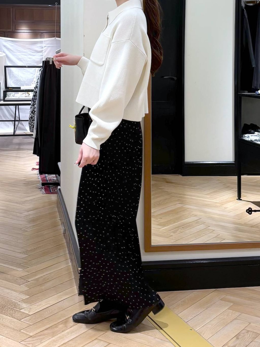 ブラック系のローファー、その他のスカート、ブラック系のショルダーバッグを着用したレディースの冬コーディネートの4枚目の写真