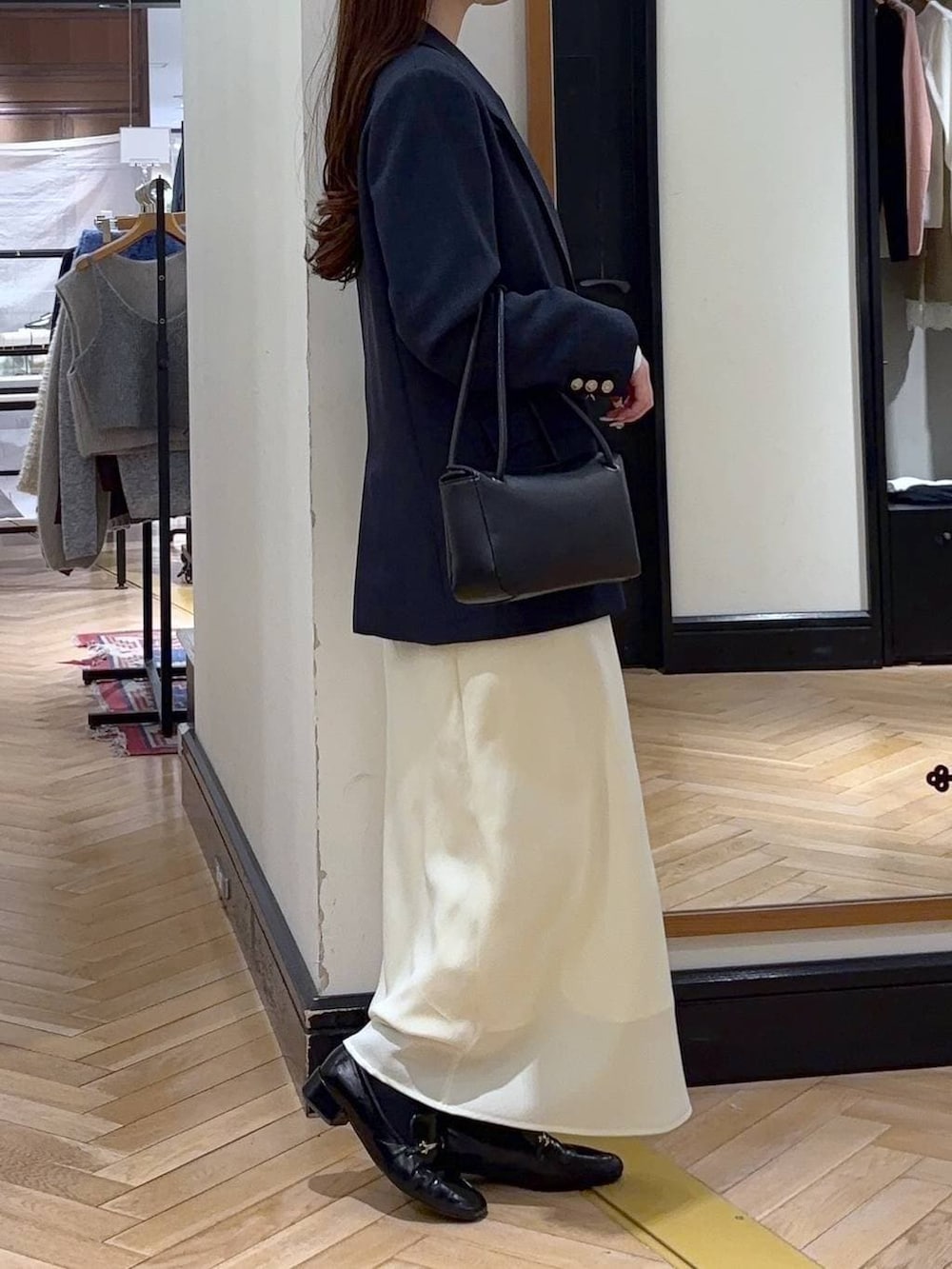 ブラック系のローファー、ブルー系のテーラードジャケット、ホワイト系のTシャツ/カットソーを着用したレディースの冬コーディネートの2枚目の写真