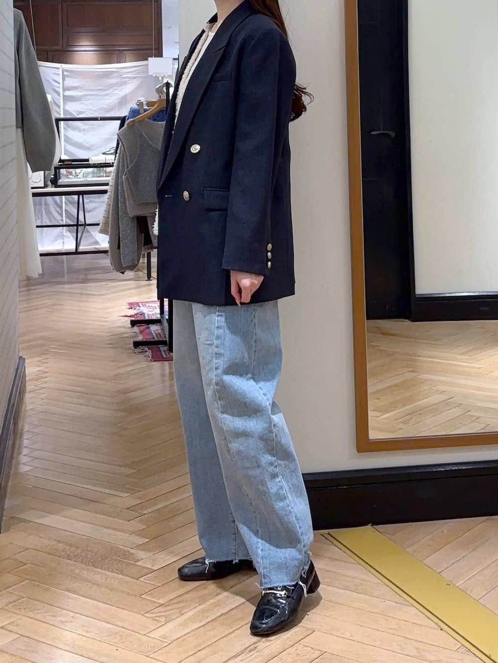 ブラック系のローファー、ブルー系のデニムパンツ、ブルー系のテーラードジャケットを着用したレディースの冬コーディネートの2枚目の写真