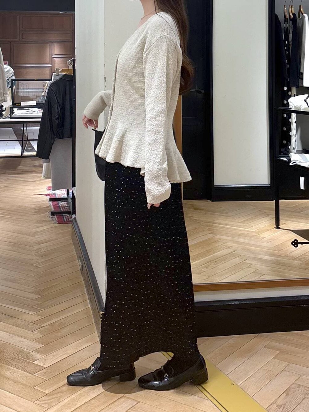 ブラック系のローファー、その他のスカート、ホワイト系のカーディガン/ボレロを着用したレディースの春コーディネートの4枚目の写真