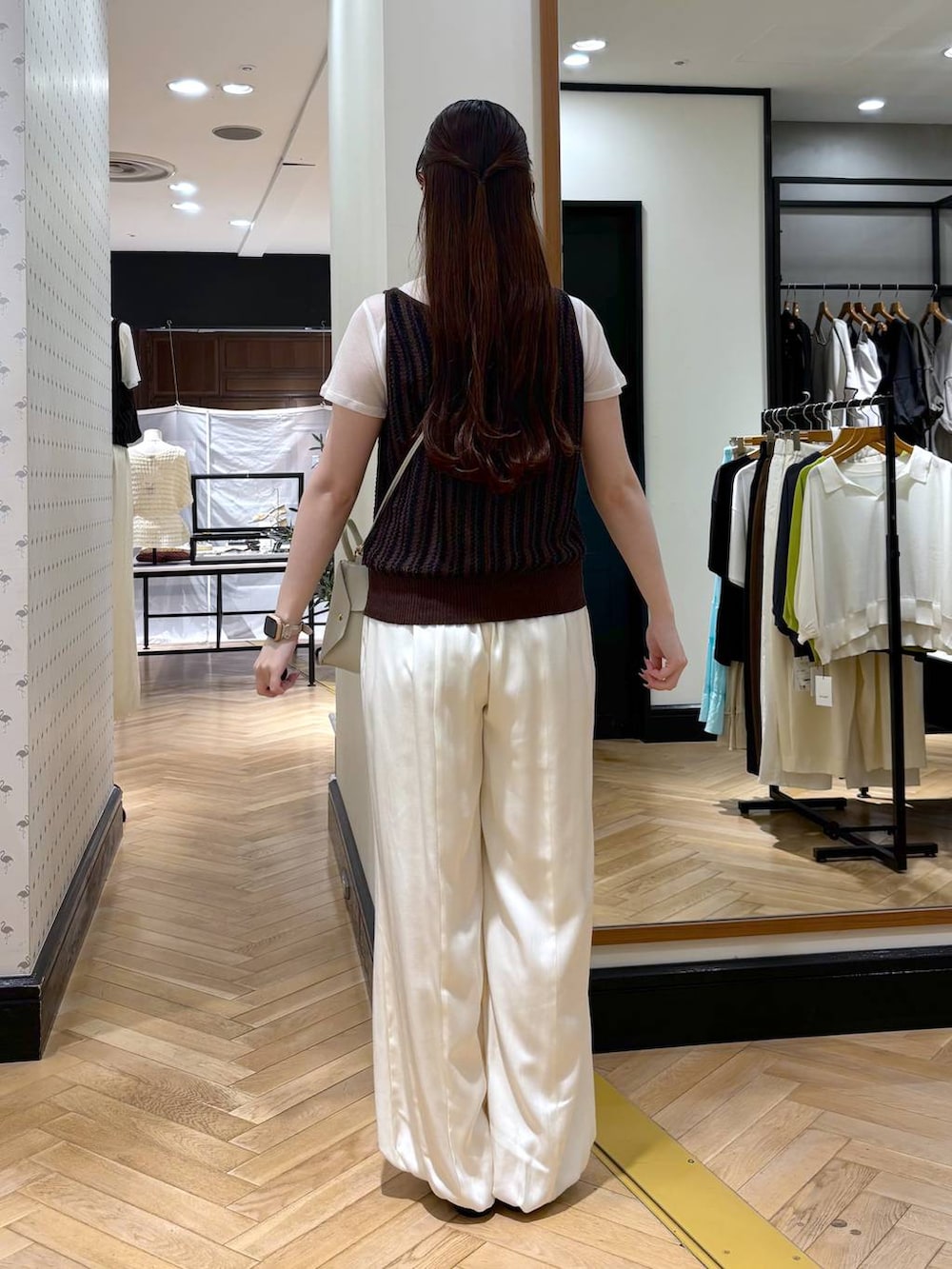 ブラック系のパンプス、ホワイト系のその他パンツ、ブラウン系のタンクトップを着用したレディースの夏コーディネートの4枚目の写真