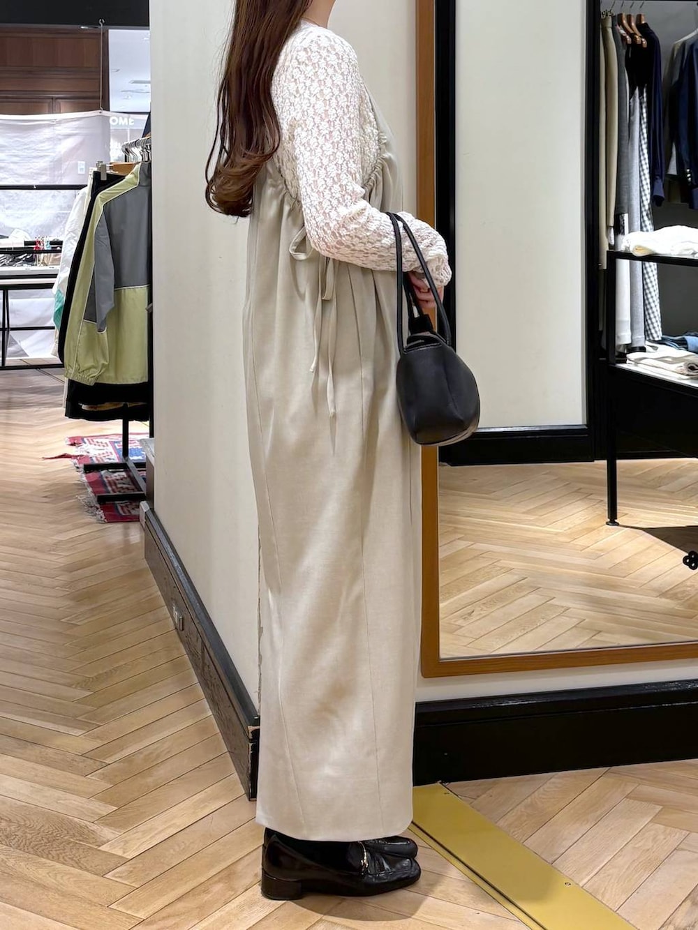 ブラック系のローファー、ホワイト系のTシャツ/カットソー、ブラック系のショルダーバッグを着用したレディースの春コーディネートの2枚目の写真