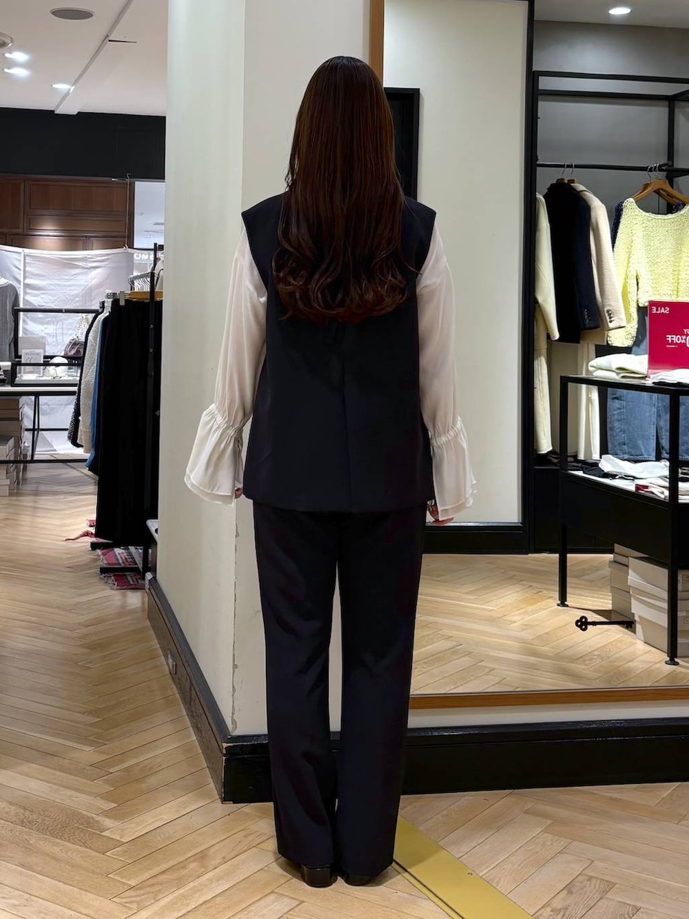 ブラック系のローファー、ホワイト系のシャツ/ブラウス、ブラック系のスーツセットを着用したレディースの冬コーディネートの7枚目の写真