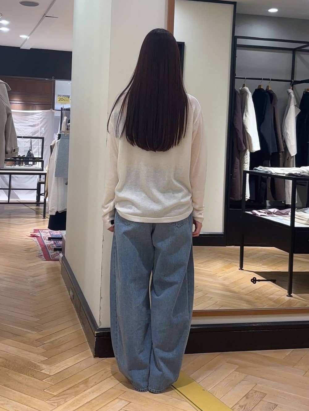 グレー系のその他アウター、ブラック系のローファー、ブルー系のデニムパンツを着用したレディースの秋コーディネートの7枚目の写真