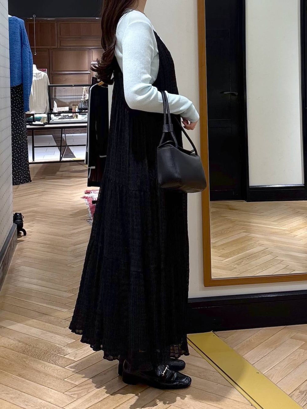 ブラック系のローファー、ブラック系のショルダーバッグ、ブルー系のTシャツ/カットソーを着用したレディースの春コーディネートの3枚目の写真