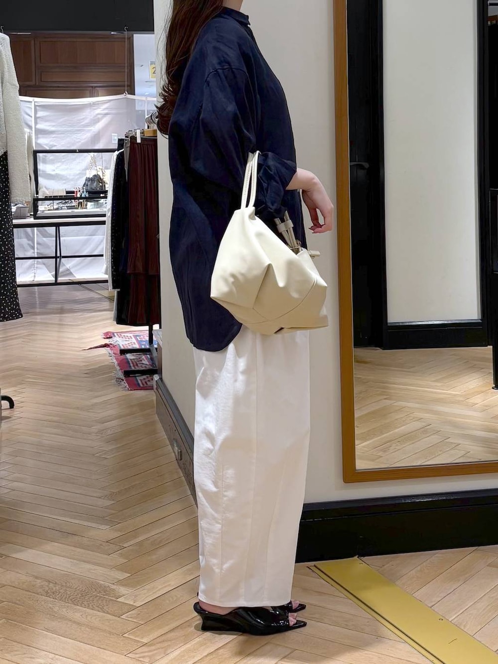 ブルー系のシャツ/ブラウス、ブラック系のサンダルを着用したレディースの春コーディネートの2枚目の写真