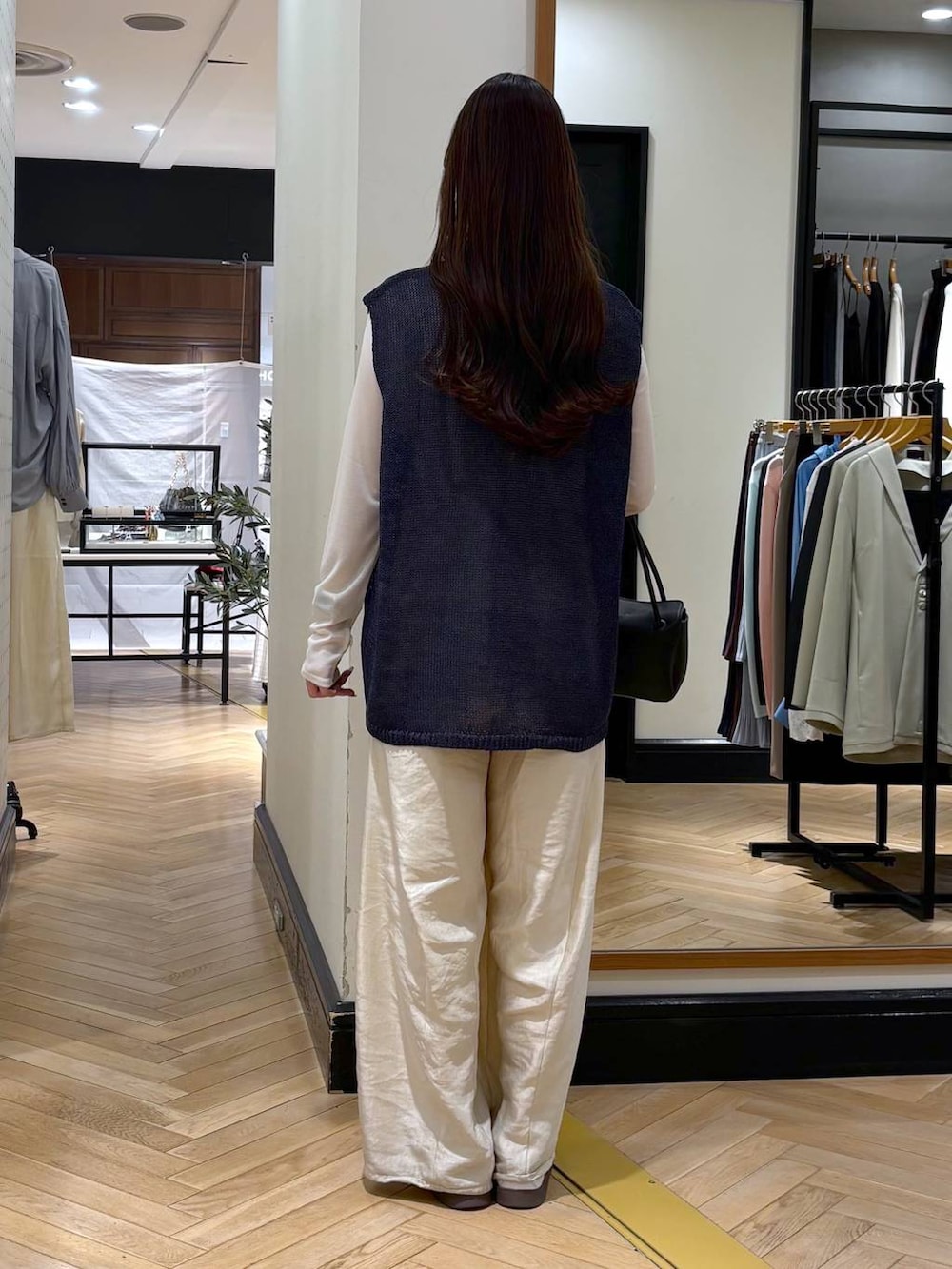 ブルー系のニット/セーター、ホワイト系のその他パンツ、ホワイト系のTシャツ/カットソーを着用したレディースの春コーディネートの4枚目の写真