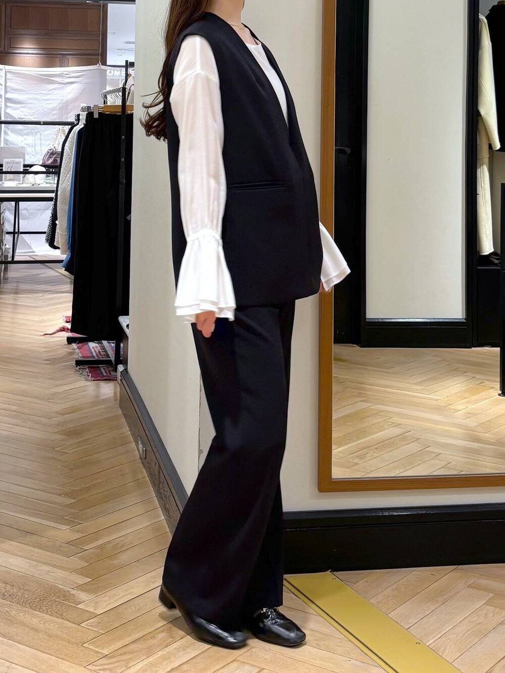 ブラック系のローファー、ホワイト系のシャツ/ブラウス、ブラック系のスーツセットを着用したレディースの冬コーディネートの3枚目の写真