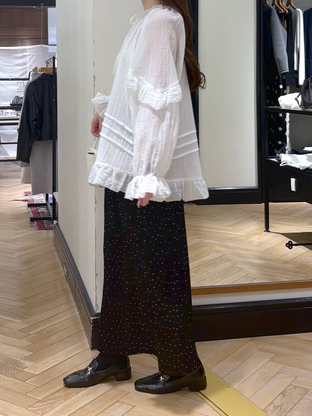 ブラック系のローファー、その他のスカート、ホワイト系のショルダーバッグを着用したレディースの春コーディネートの2枚目の写真