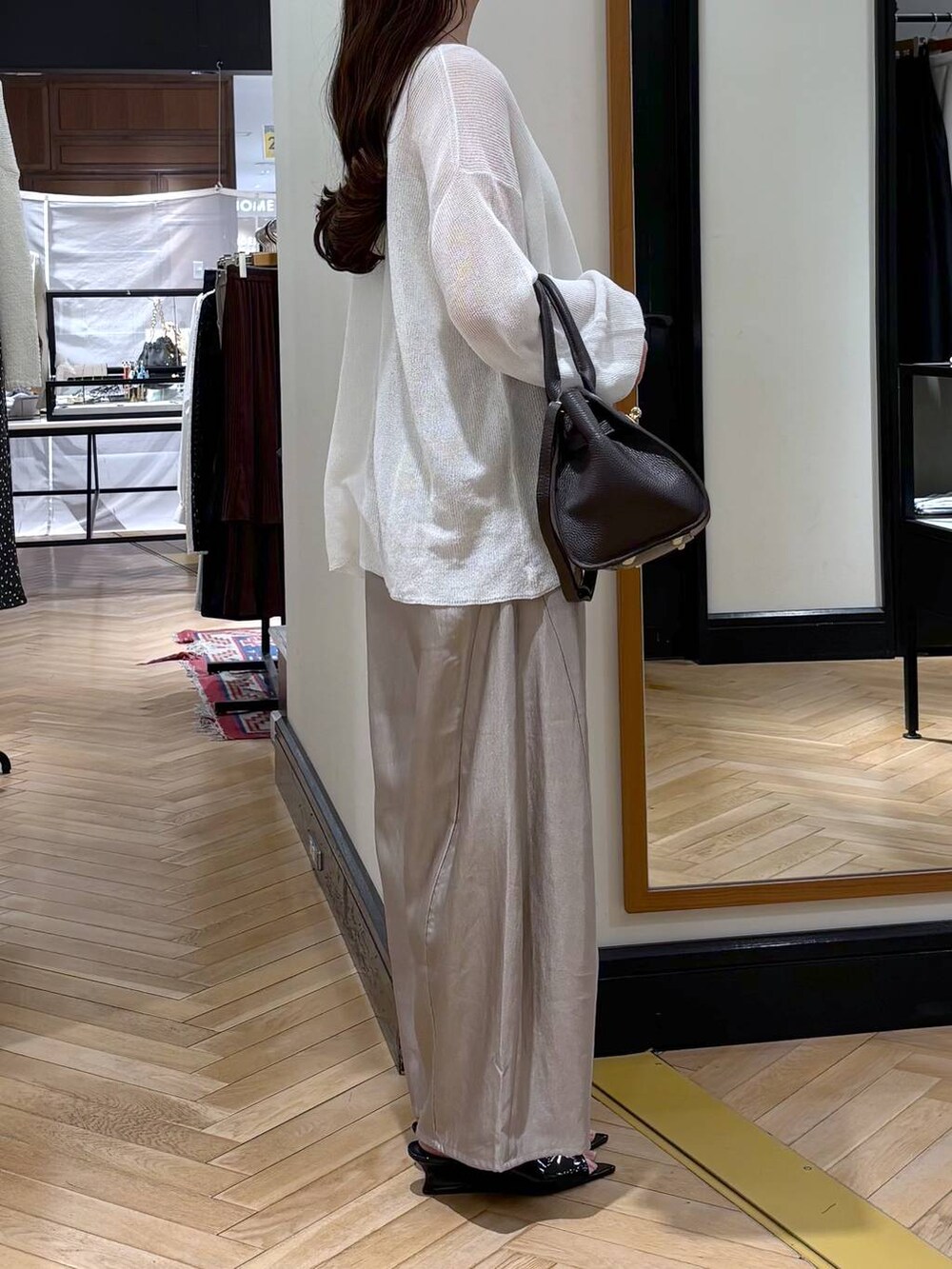 グレー系のその他パンツ、ブラウン系のショルダーバッグ、ブラック系のサンダルを着用したレディースの春コーディネートの2枚目の写真