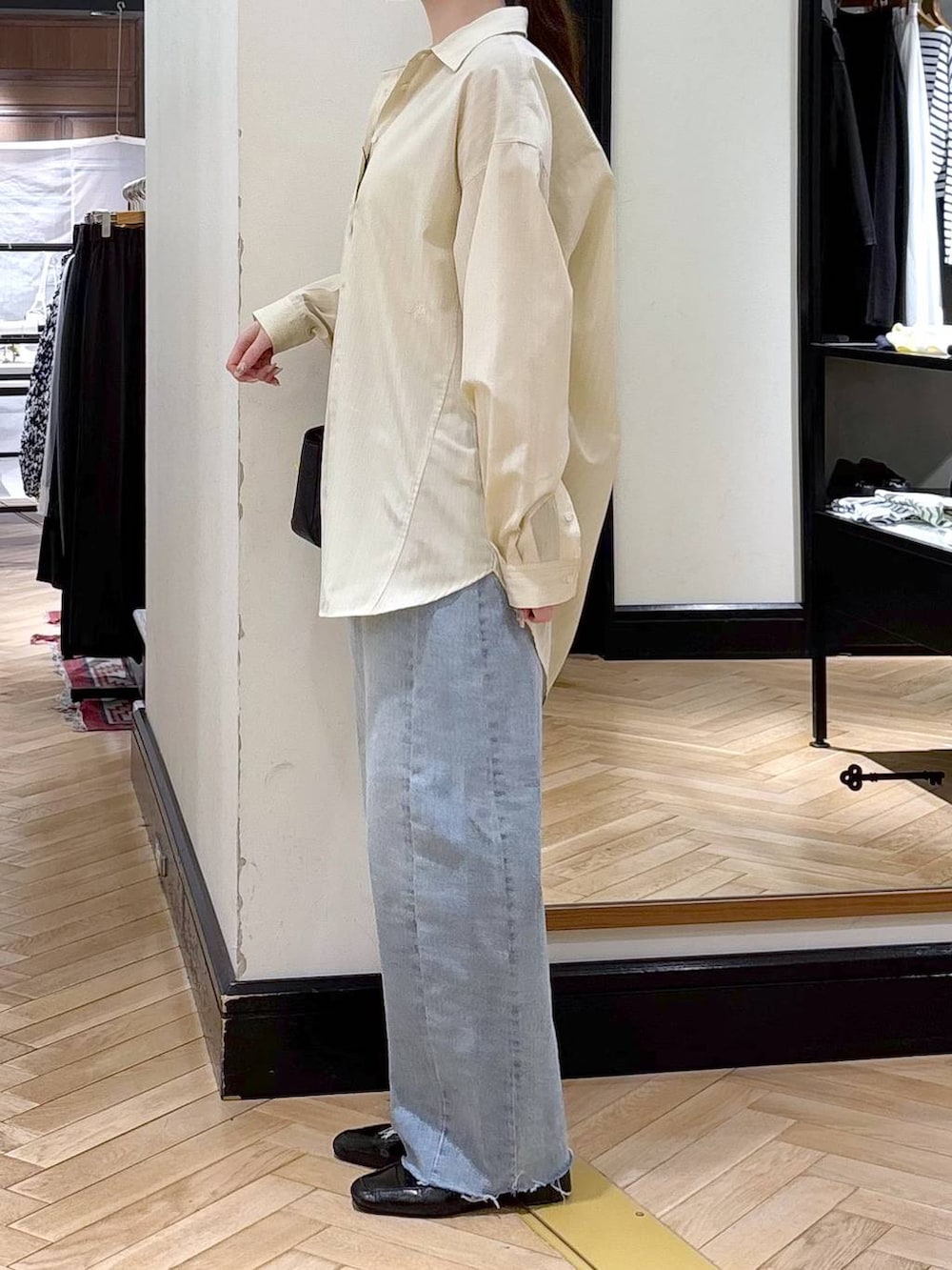 ブラック系のローファー、ブルー系のデニムパンツ、イエロー系のシャツ/ブラウスを着用したレディースの冬コーディネートの4枚目の写真