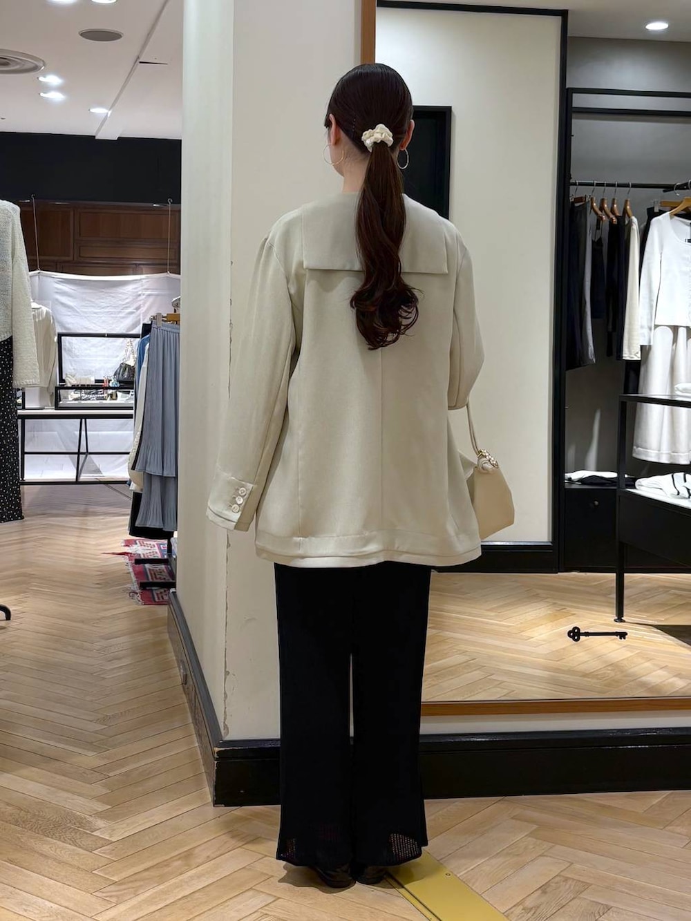 ブラック系のスカート、ベージュ系のショルダーバッグ、ベージュ系のテーラードジャケットを着用したレディースの春コーディネートの4枚目の写真