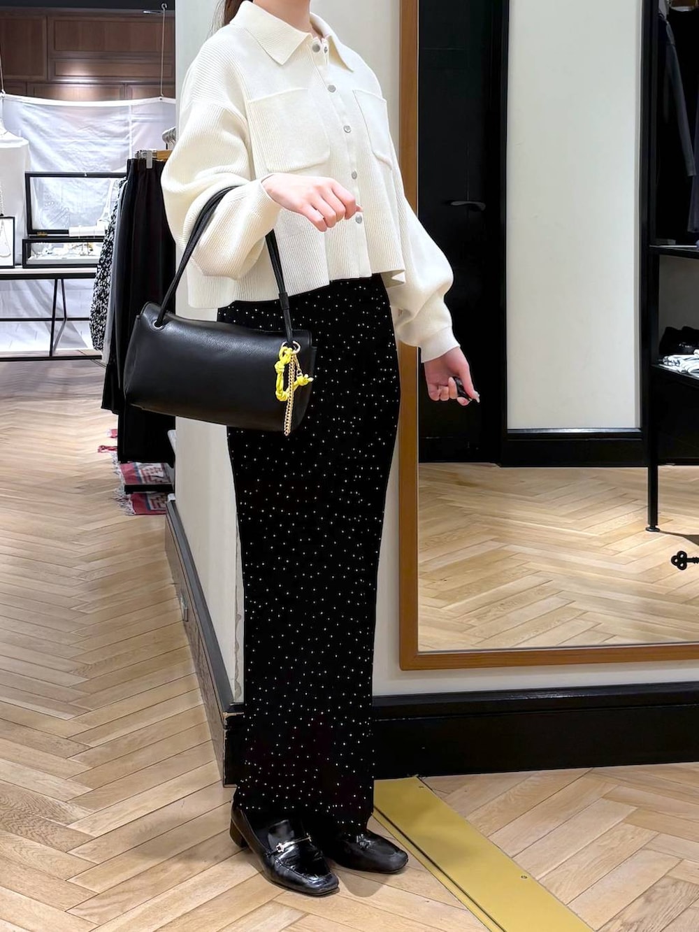 ブラック系のローファー、その他のスカート、ブラック系のショルダーバッグを着用したレディースの冬コーディネートの3枚目の写真