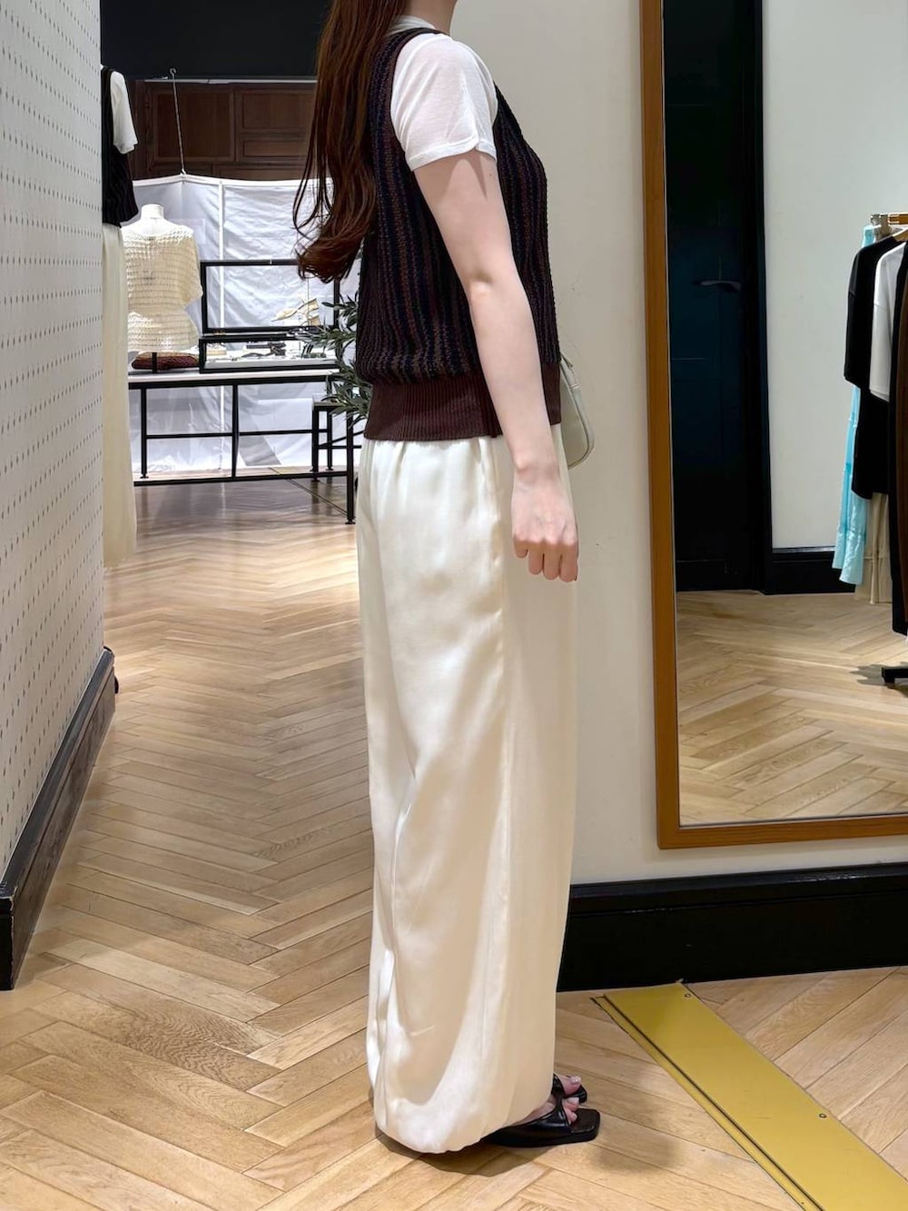 ブラック系のパンプス、ホワイト系のその他パンツ、ブラウン系のタンクトップを着用したレディースの夏コーディネートの3枚目の写真