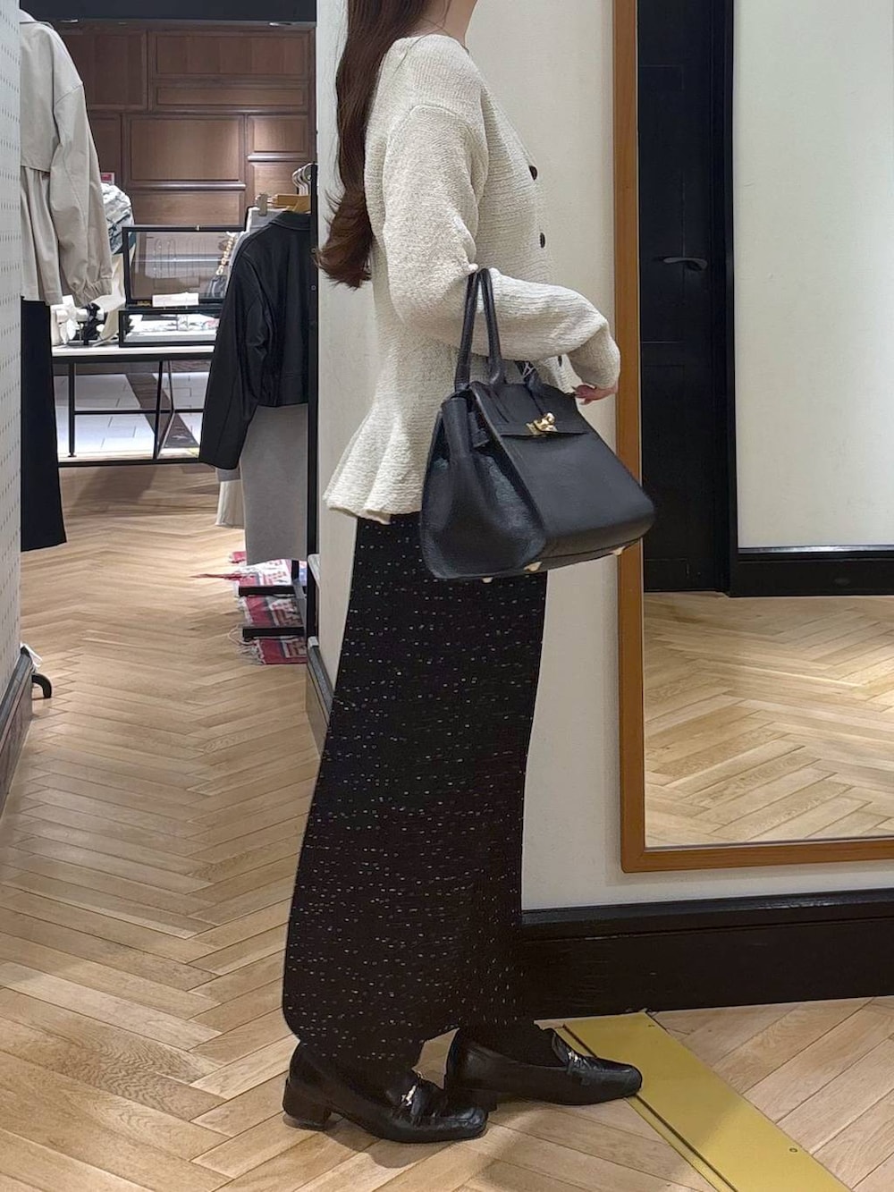 ブラック系のローファー、その他のスカート、ホワイト系のカーディガン/ボレロを着用したレディースの春コーディネートの3枚目の写真