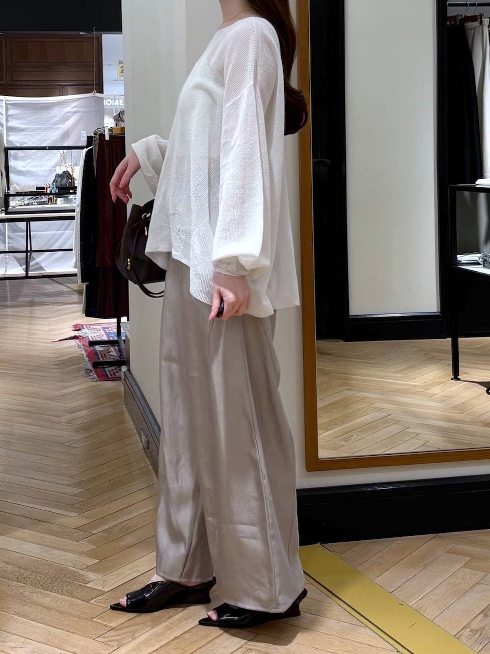 グレー系のその他パンツ、ブラウン系のショルダーバッグ、ブラック系のサンダルを着用したレディースの春コーディネートの3枚目の写真