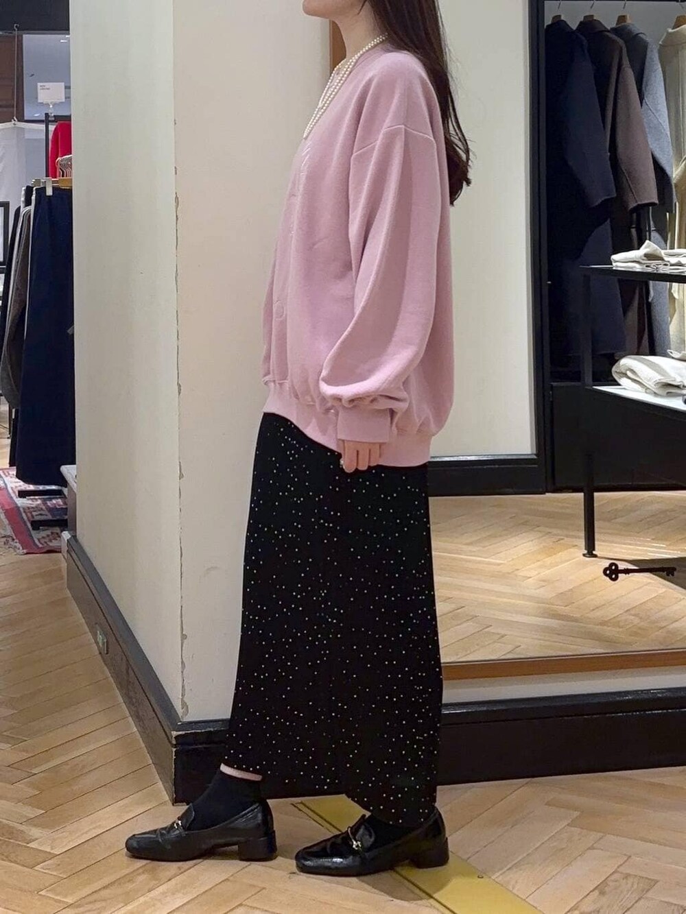 ブラック系のローファー、その他のスカート、ピンク系のスウェットを着用したレディースの秋コーディネートの3枚目の写真