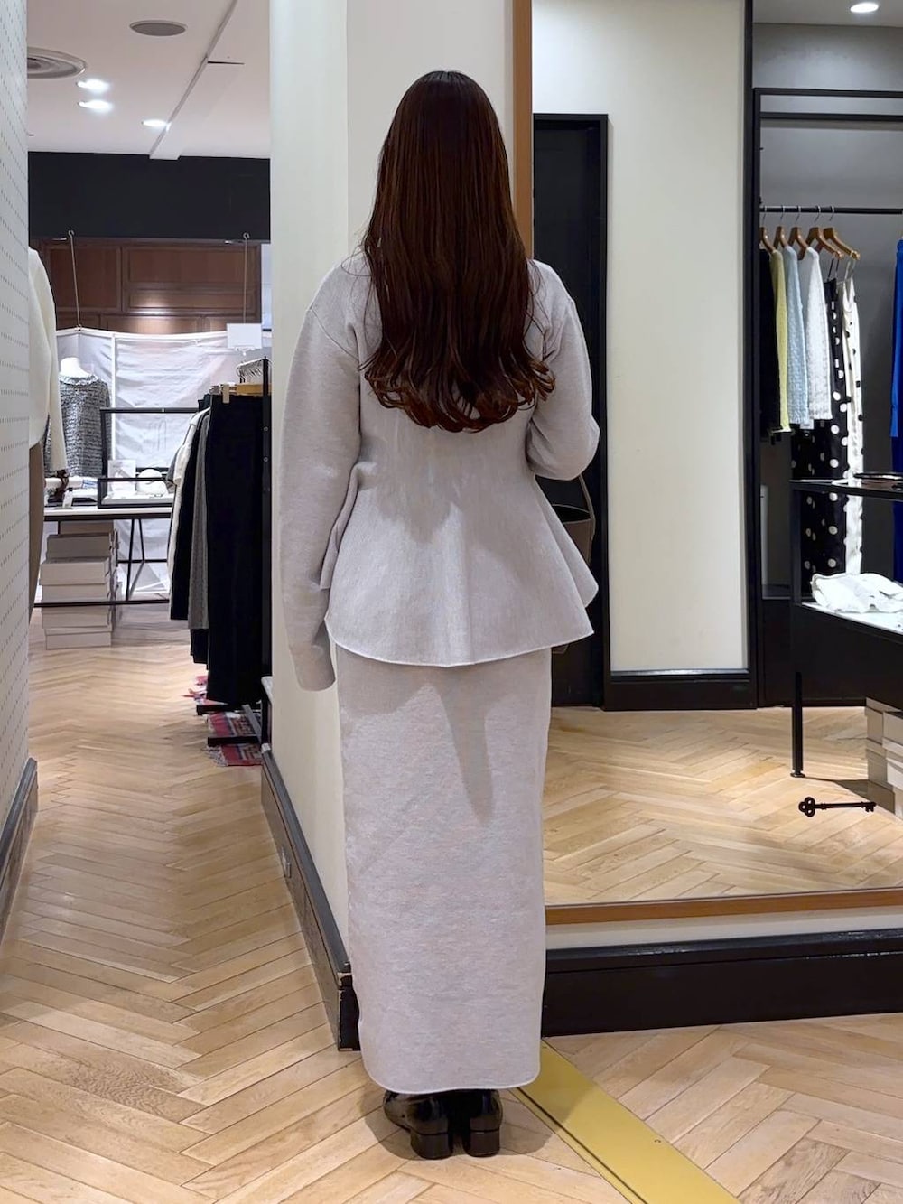 ブラック系のローファー、グレー系のワンピース、ブラウン系のショルダーバッグを着用したレディースの冬コーディネートの6枚目の写真