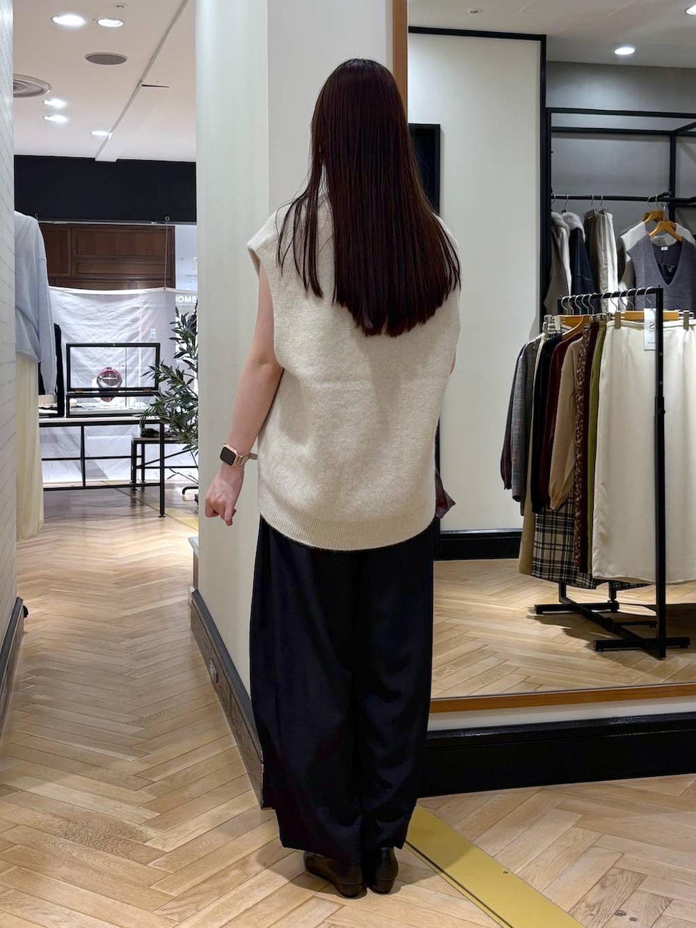 レッド系のショルダーバッグ、ブラック系のパンプス、ホワイト系のシャツ/ブラウスを着用したレディースの秋コーディネートの4枚目の写真