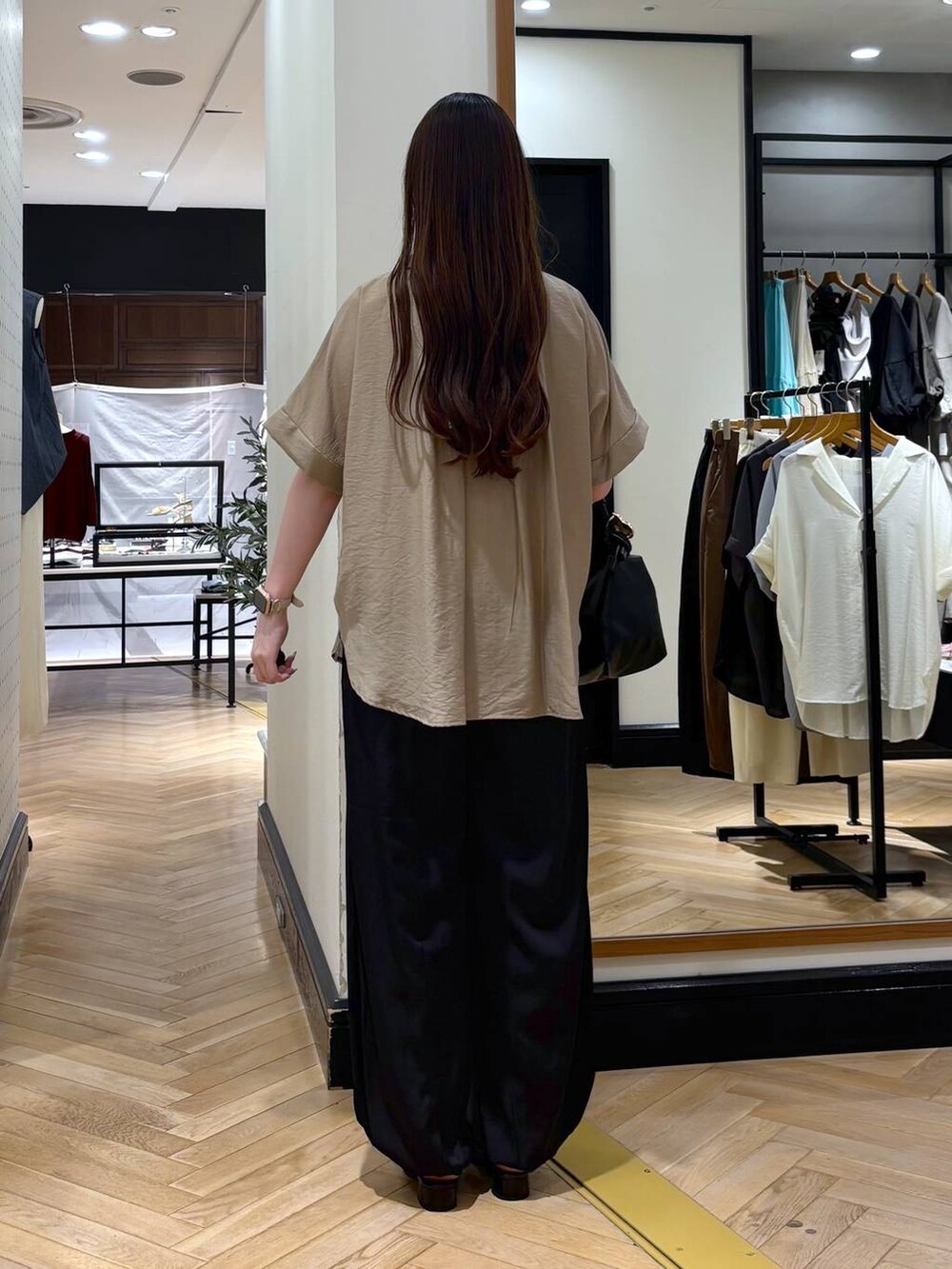 ブラック系のショルダーバッグ、イエロー系のシャツ/ブラウス、グレー系のニット/セーターを着用したレディースの夏コーディネートの4枚目の写真