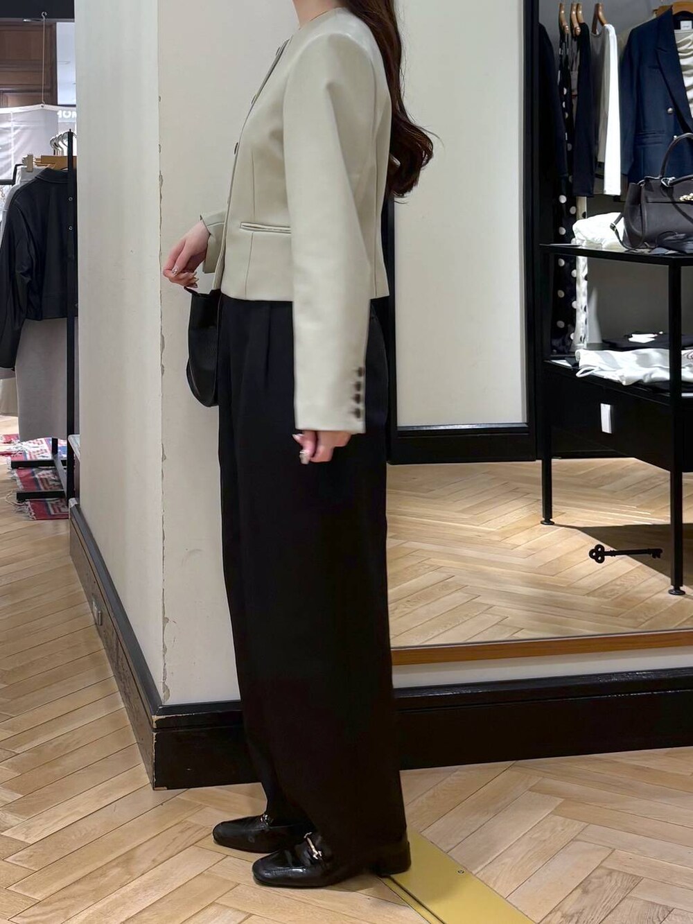 ブラック系のローファー、ブラック系のショルダーバッグ、ブラック系のチノパンツを着用したレディースの春コーディネートの3枚目の写真