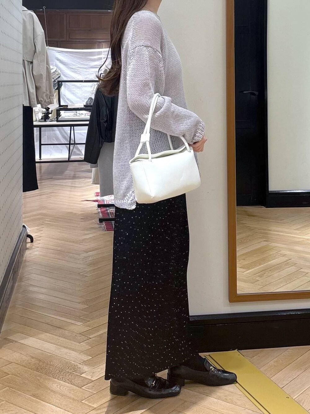 ブラック系のローファー、その他のスカート、ホワイト系のショルダーバッグを着用したレディースの春コーディネートの2枚目の写真