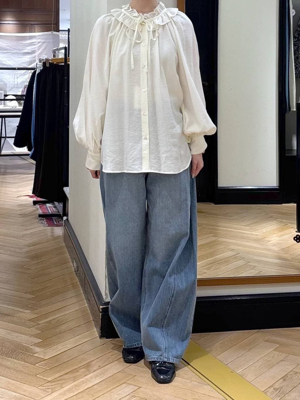 ブルー系のデニムパンツ、ブラック系のローファー、ホワイト系のシャツ/ブラウスを着用したレディースの冬コーディネートの3枚目の写真