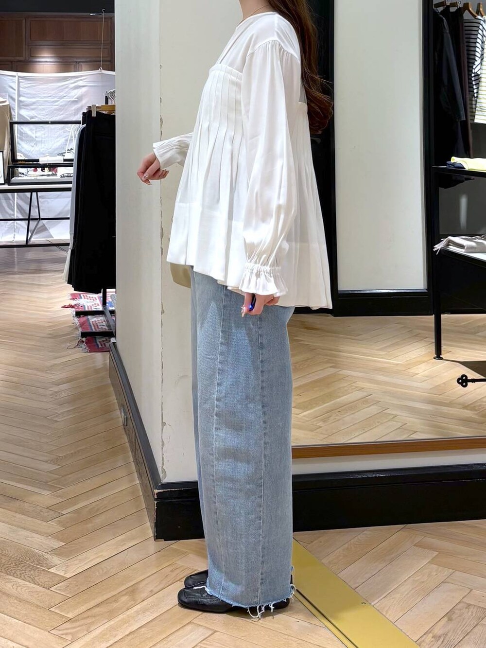 ブラック系のローファー、ブルー系のデニムパンツ、ホワイト系のシャツ/ブラウスを着用したレディースの冬コーディネートの4枚目の写真