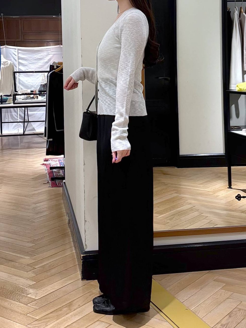 ブラック系のローファー、ブラック系のショルダーバッグ、グレー系のカーディガン/ボレロを着用したレディースの春コーディネートの3枚目の写真