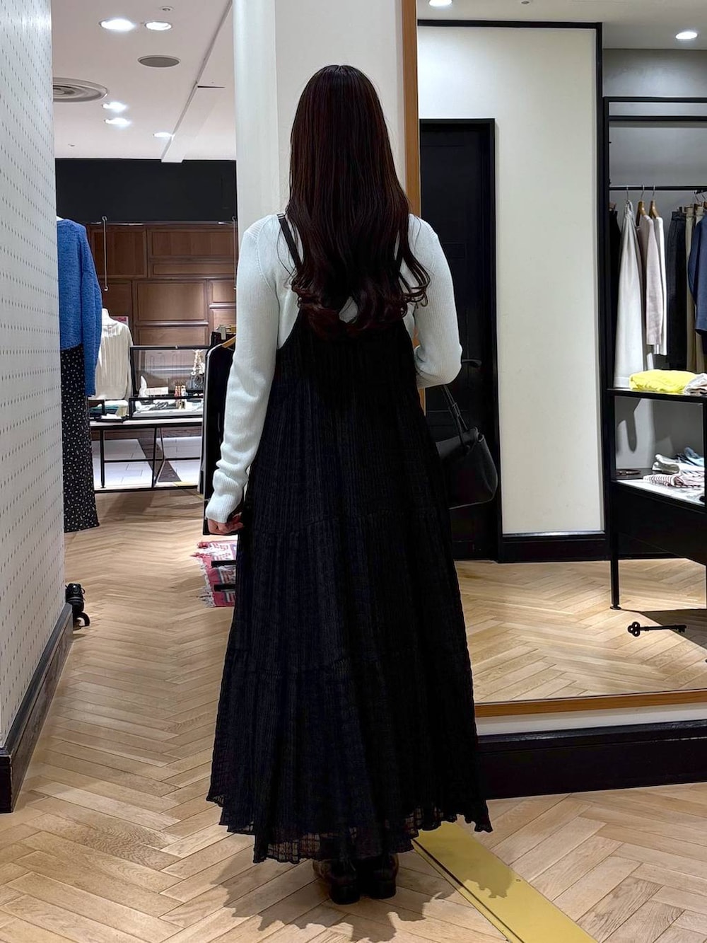 ブラック系のローファー、ブラック系のショルダーバッグ、ブルー系のTシャツ/カットソーを着用したレディースの春コーディネートの4枚目の写真