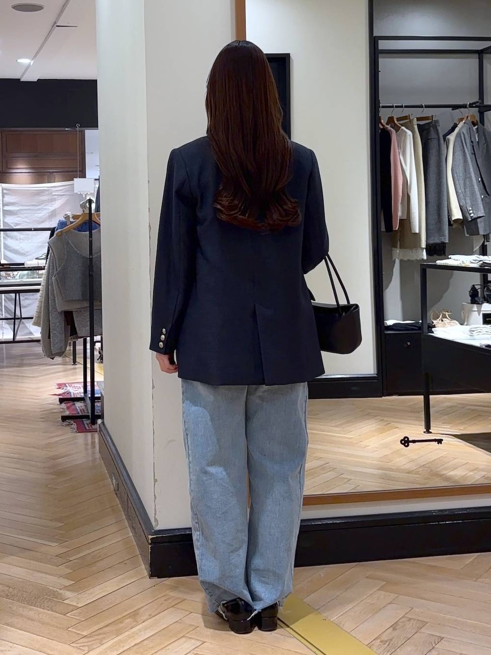 ブラック系のローファー、ブルー系のデニムパンツ、ブルー系のテーラードジャケットを着用したレディースの冬コーディネートの4枚目の写真