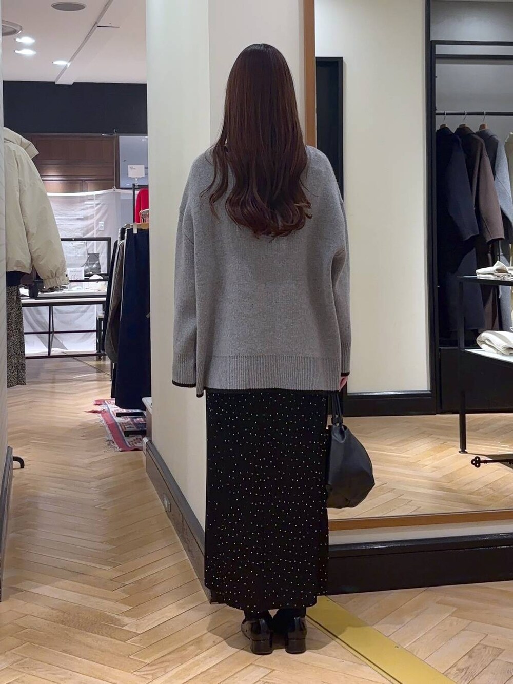 ブラック系のローファー、その他のスカート、ブラック系のショルダーバッグを着用したレディースの秋コーディネートの4枚目の写真