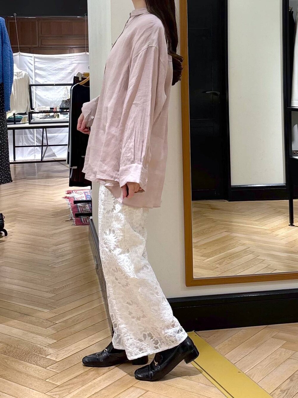 ブラック系のローファー、ピンク系のシャツ/ブラウス、ブラック系のショルダーバッグを着用したレディースの春コーディネートの3枚目の写真