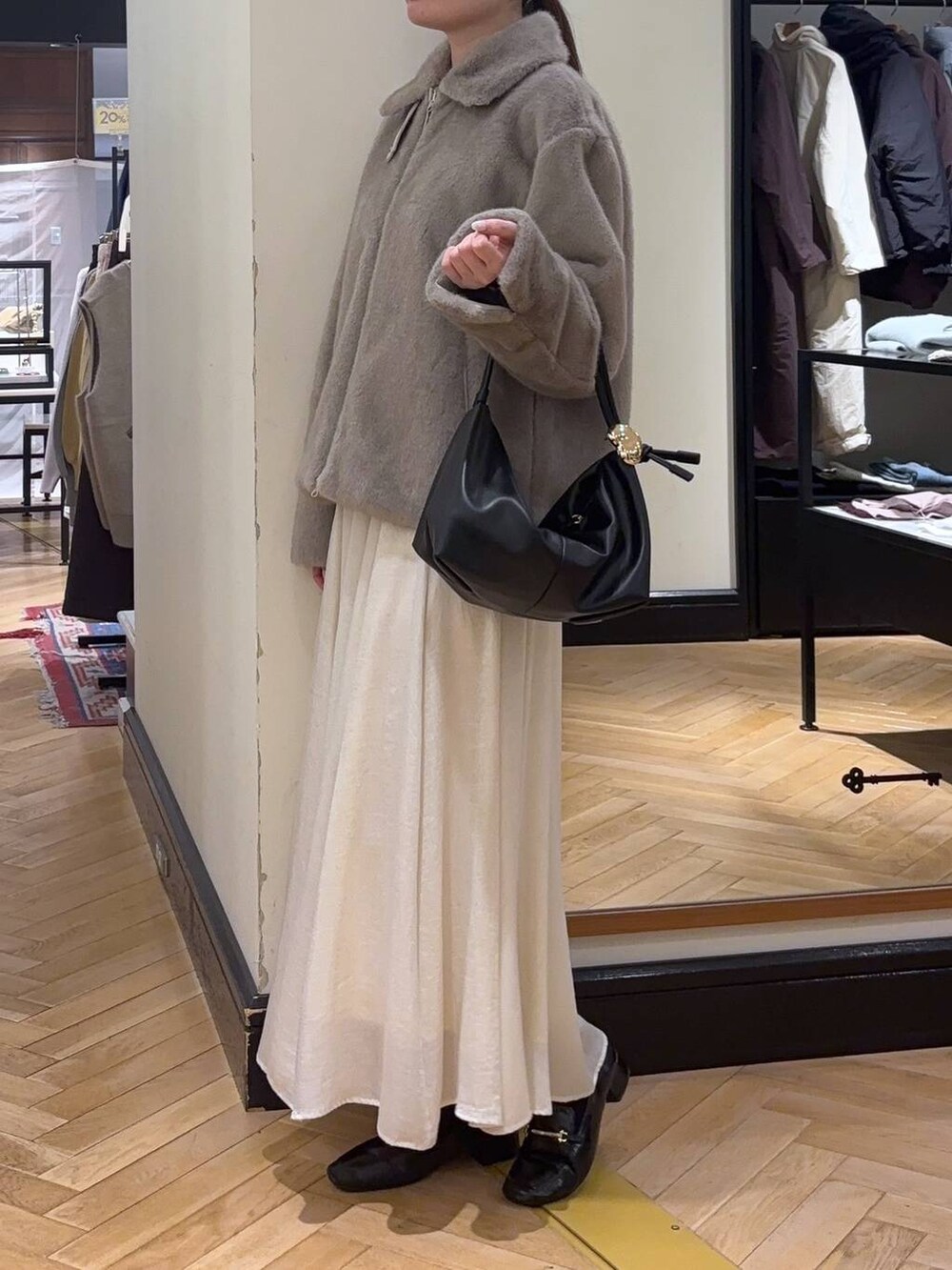 ブラック系のローファー、グレー系のその他アウター、ブラック系のショルダーバッグを着用したレディースの秋コーディネートの5枚目の写真