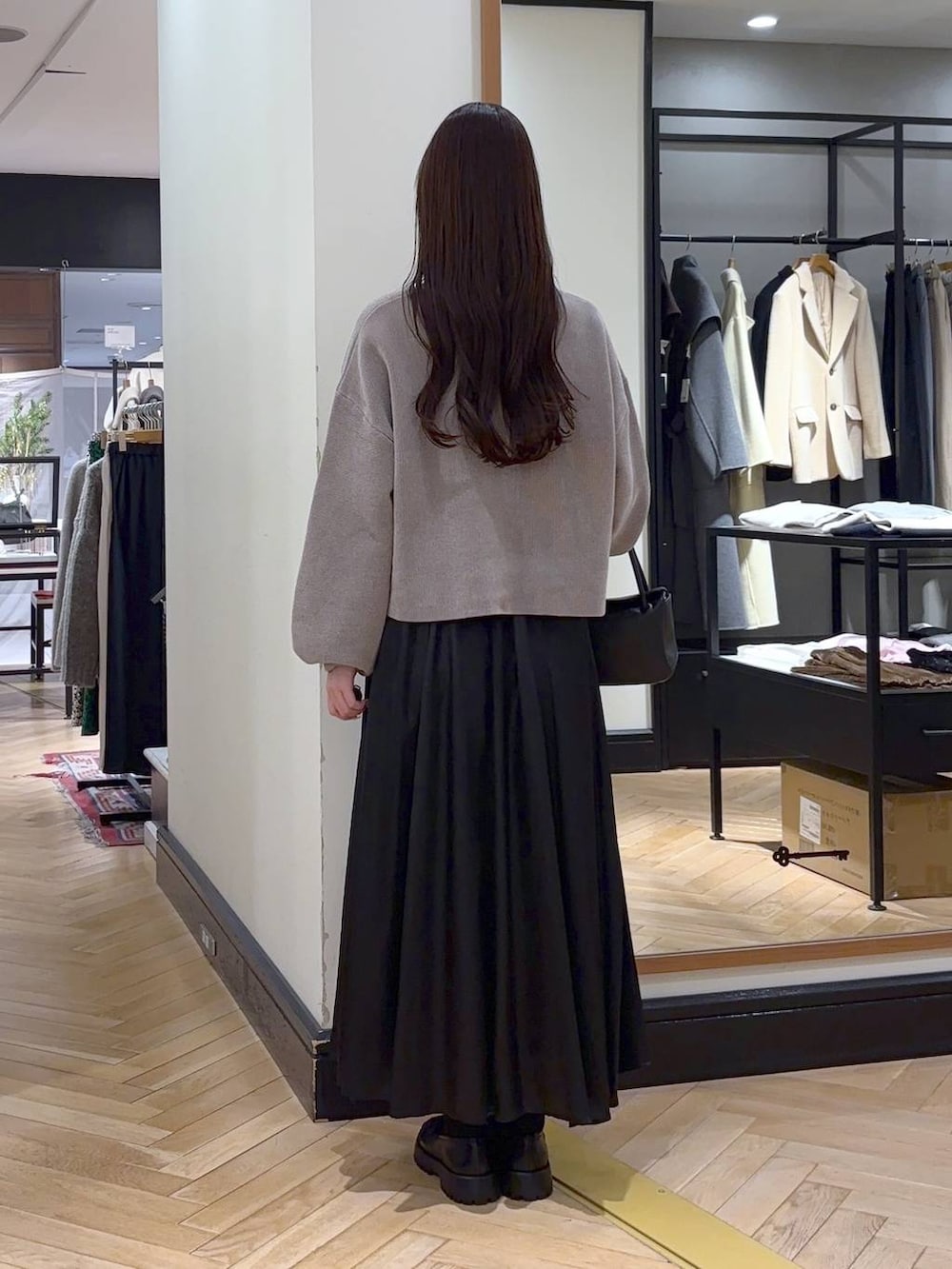 ベージュ系のニット/セーター、ブラック系のローファー、ブラック系のスカートを着用したレディースの冬コーディネートの4枚目の写真