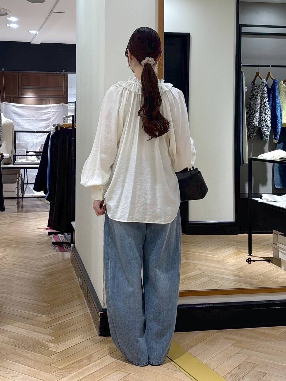 ブルー系のデニムパンツ、ブラック系のローファー、ホワイト系のシャツ/ブラウスを着用したレディースの冬コーディネートの6枚目の写真