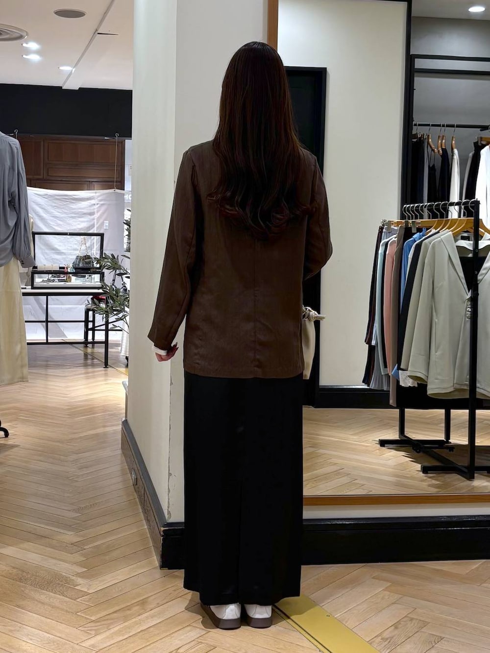 ブラウン系のテーラードジャケット、ベージュ系のショルダーバッグ、ホワイト系のTシャツ/カットソーを着用したレディースの春コーディネートの4枚目の写真