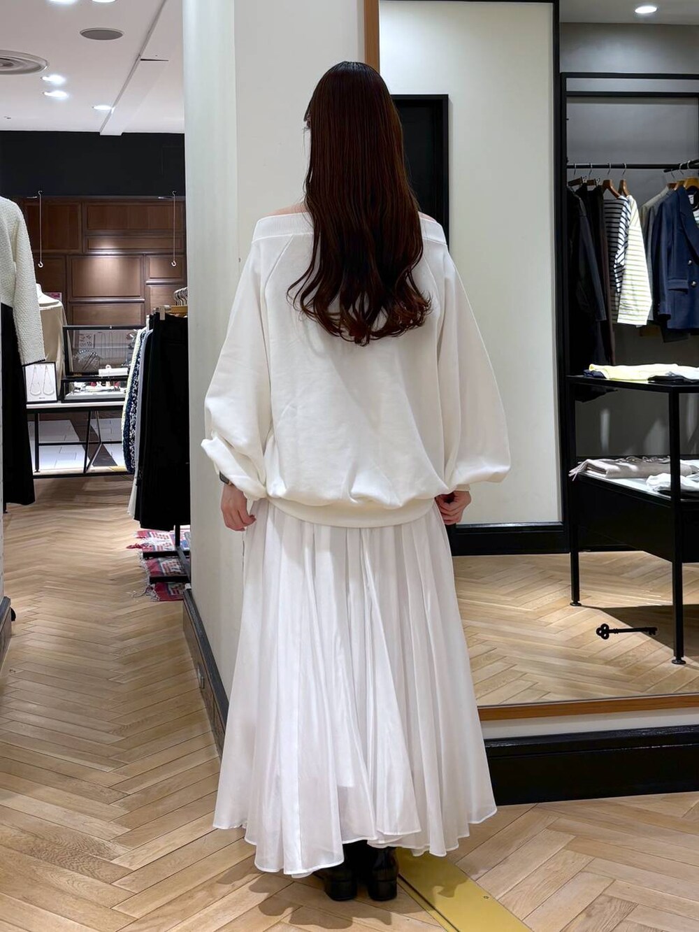 ブラック系のローファー、ホワイト系のスカート、ホワイト系のスウェットを着用したレディースの冬コーディネートの5枚目の写真