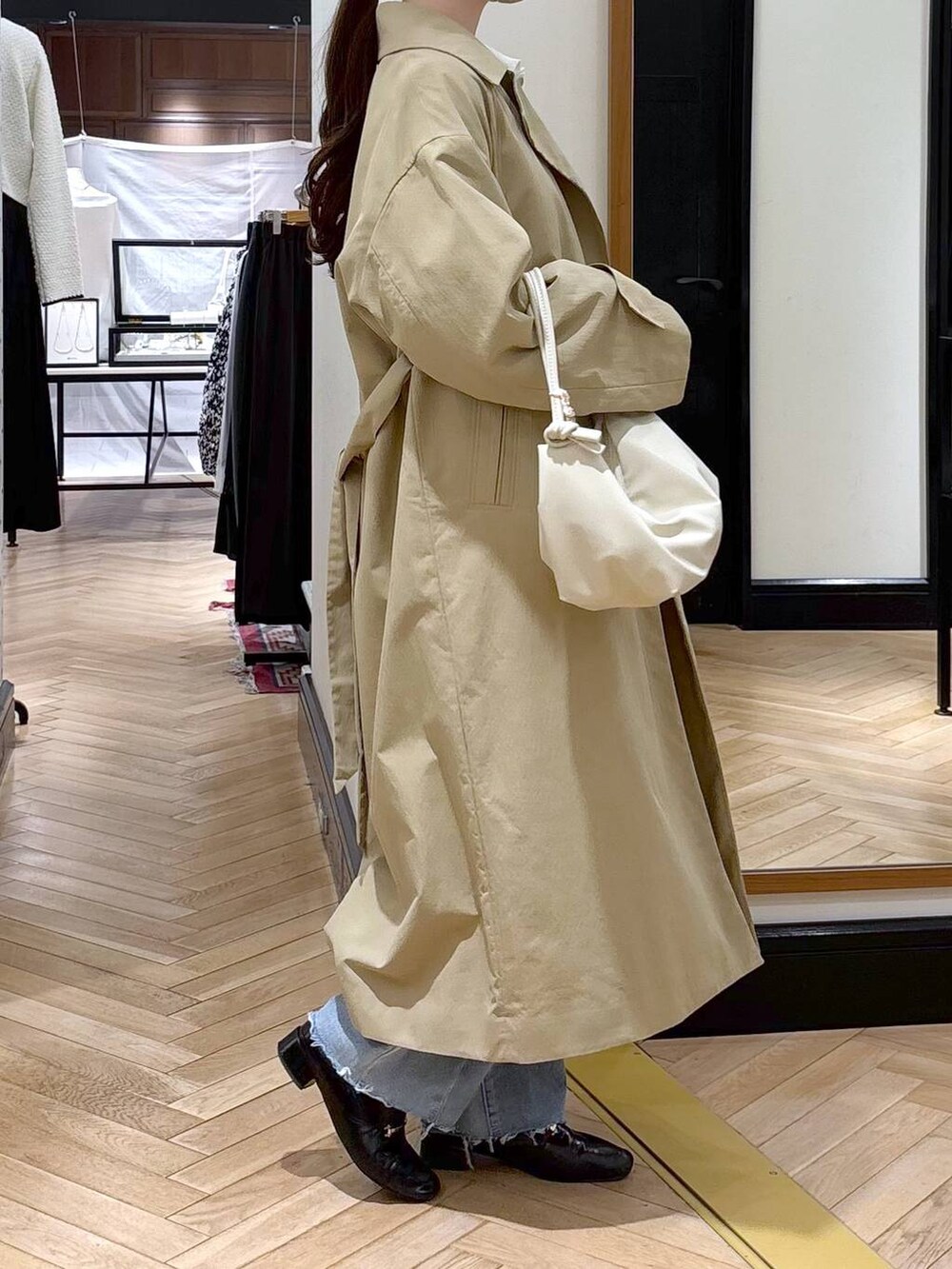 ブラック系のローファー、ブルー系のデニムパンツ、ベージュ系のその他アウターを着用したレディースの冬コーディネートの2枚目の写真