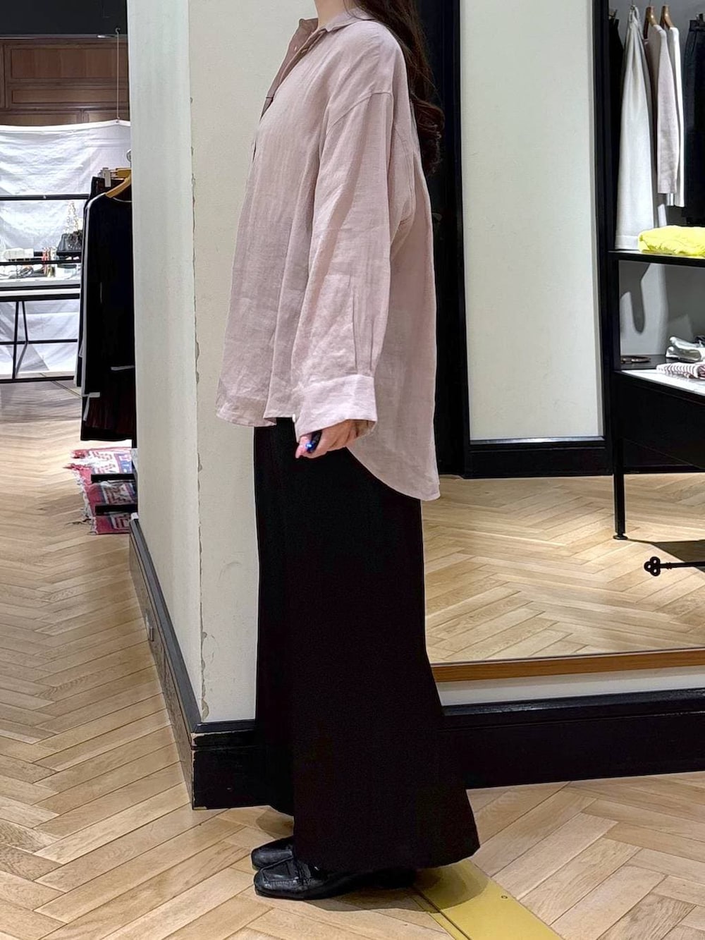 ブラック系のローファー、ピンク系のシャツ/ブラウス、ブラック系のショルダーバッグを着用したレディースの春コーディネートの3枚目の写真