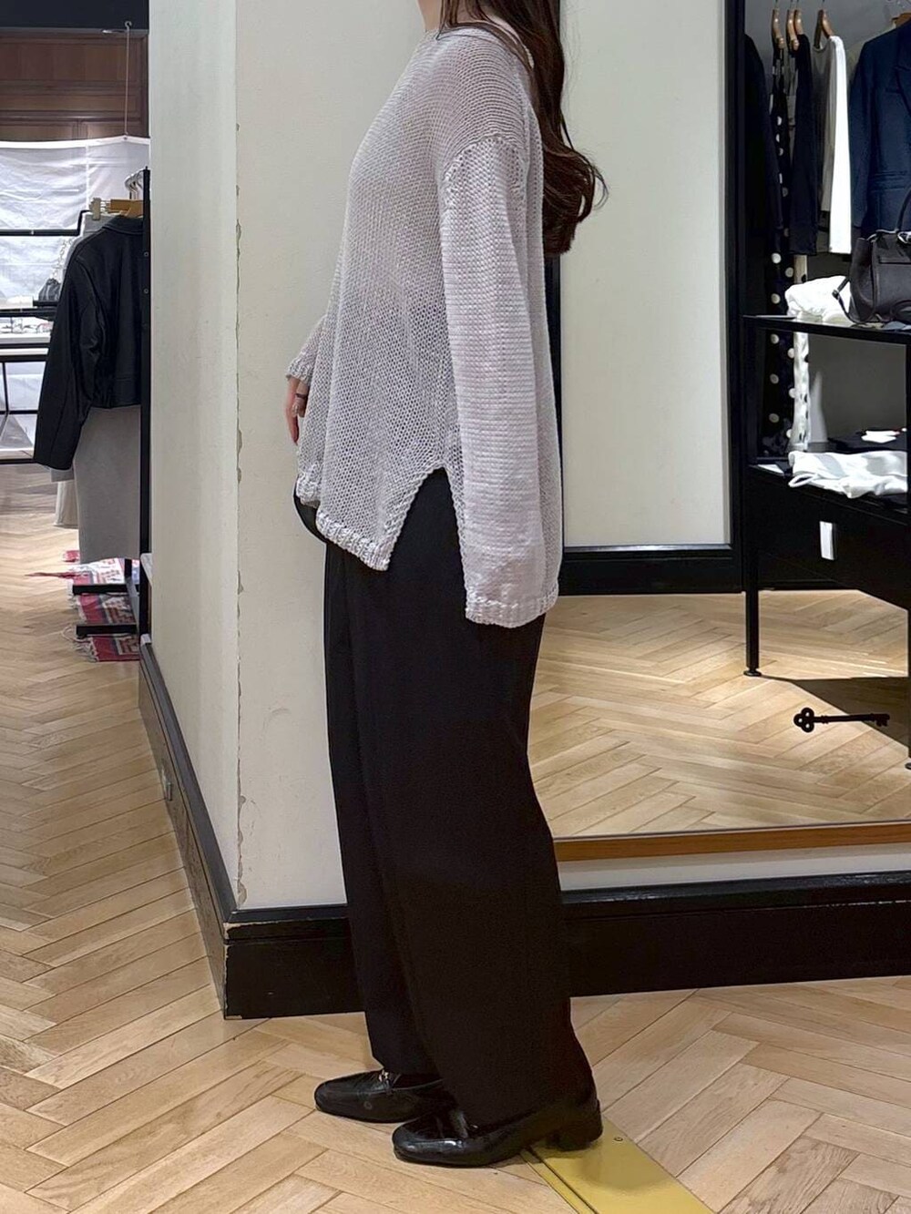 ブラック系のローファー、ブラック系のショルダーバッグ、ブラック系のチノパンツを着用したレディースの春コーディネートの4枚目の写真