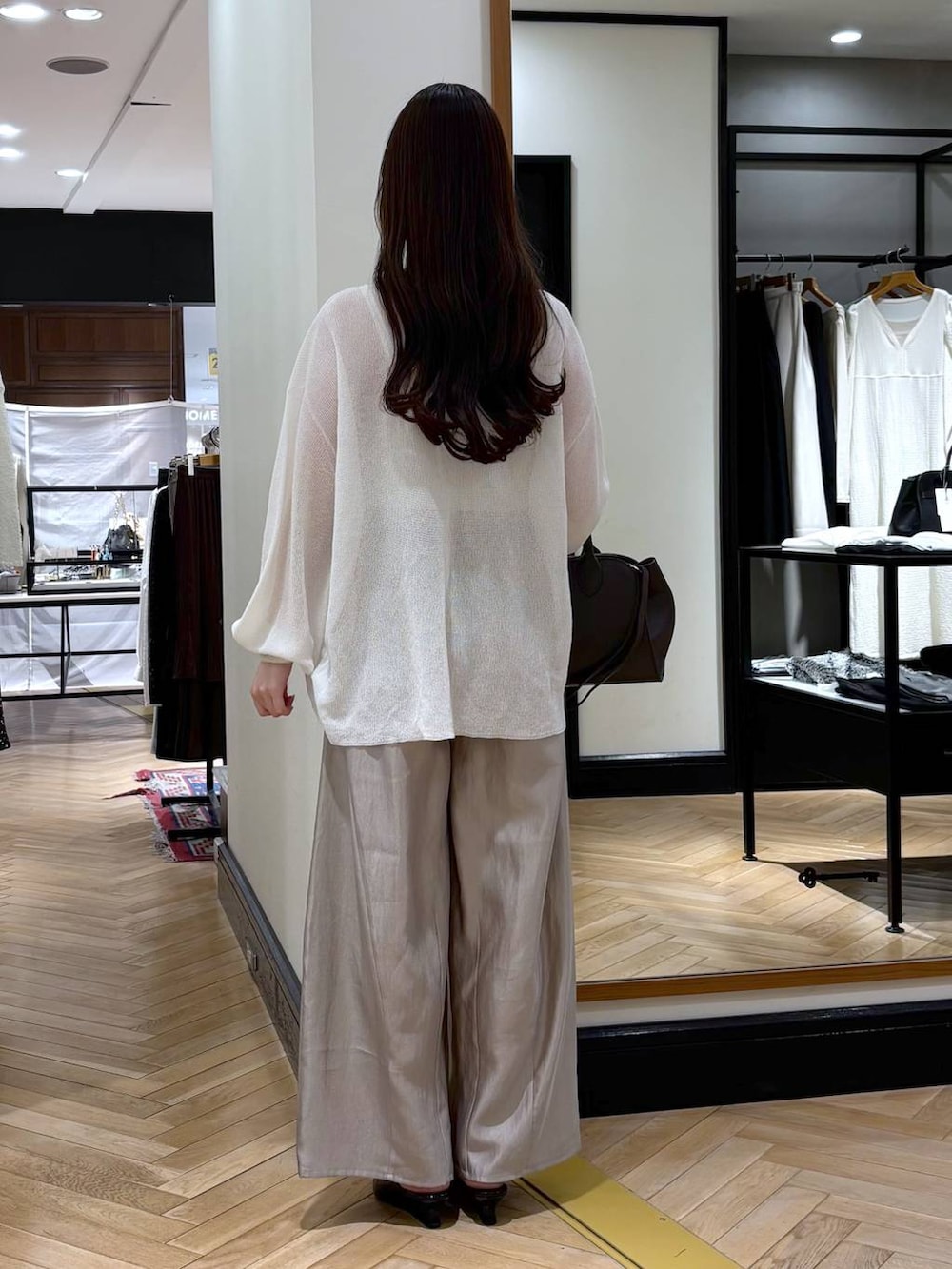 グレー系のその他パンツ、ブラウン系のショルダーバッグ、ブラック系のサンダルを着用したレディースの春コーディネートの4枚目の写真