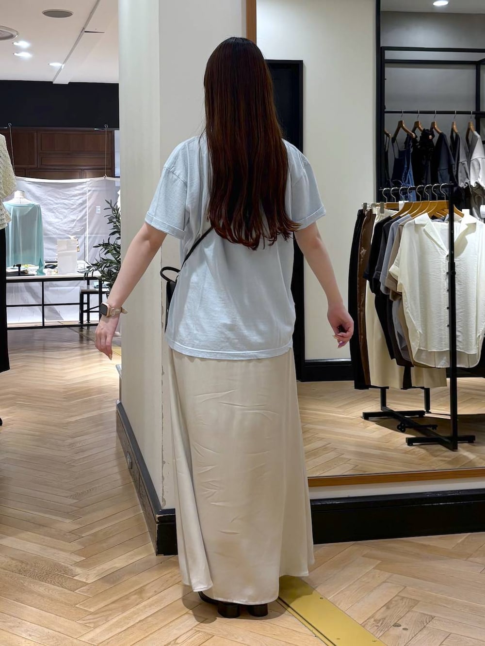 ホワイト系のスカート、ブルー系のTシャツ/カットソー、ブラック系のパンプスを着用したレディースの夏コーディネートの5枚目の写真