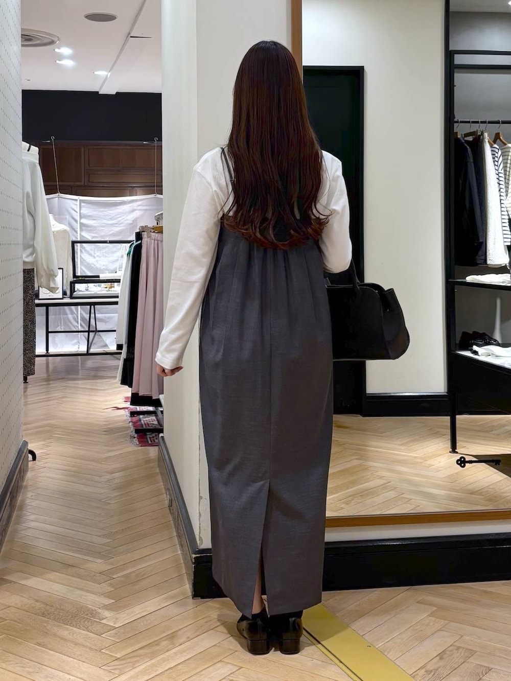 ブラック系のローファー、ブラック系のショルダーバッグ、グレー系のワンピースを着用したレディースの春コーディネートの4枚目の写真