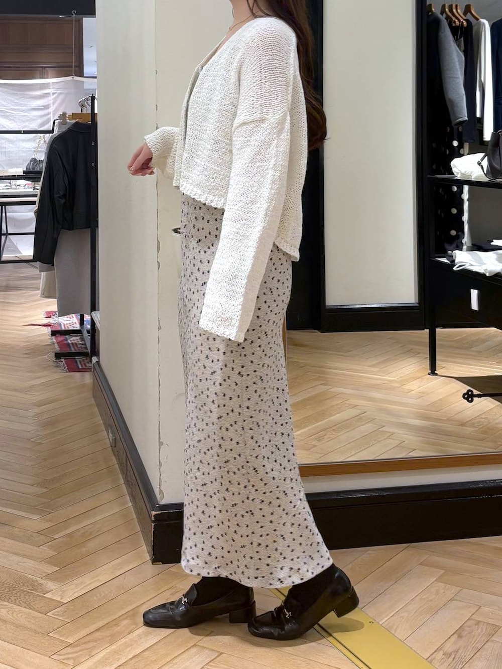 ブラック系のローファー、ホワイト系のショルダーバッグ、ホワイト系のカーディガン/ボレロを着用したレディースの春コーディネートの3枚目の写真