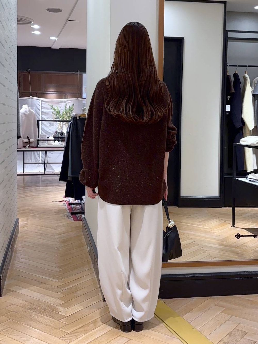 ブラック系のローファー、ブラウン系のニット/セーター、ブラック系のショルダーバッグを着用したレディースの冬コーディネートの4枚目の写真