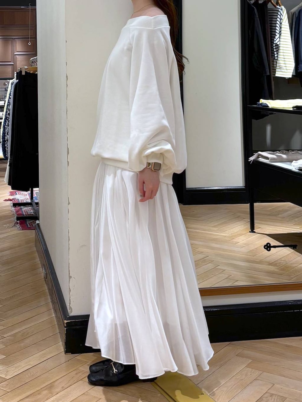 ブラック系のローファー、ホワイト系のスカート、ホワイト系のスウェットを着用したレディースの冬コーディネートの4枚目の写真